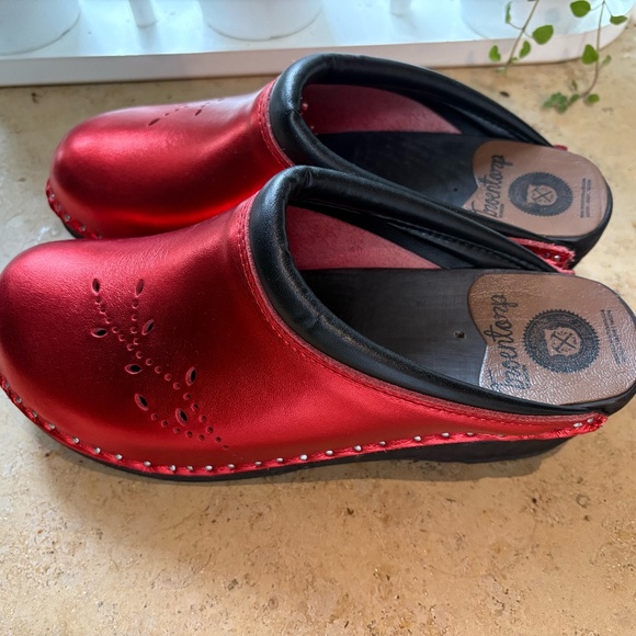 Troentorp Red Shiny Patten Leather Clogs size 40 - Picture 1 of 4